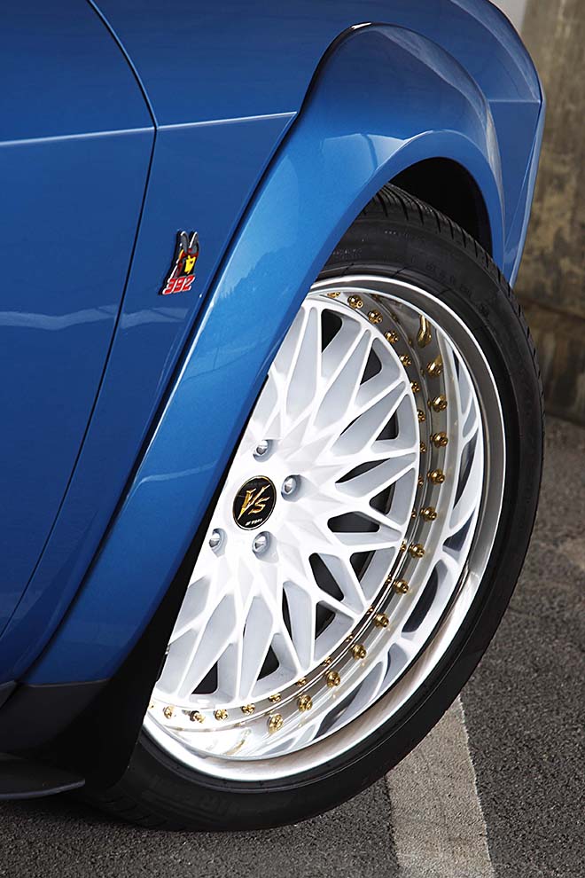 交点数の多いクラシカルデザインのメッシ ュを特徴とするワークVS XV