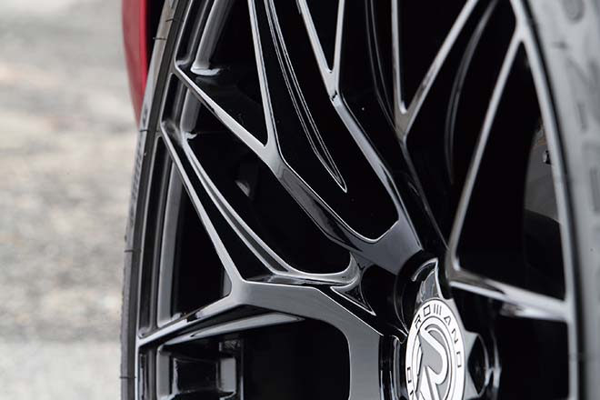 コンケーブデザインを採用することで立体感も追求する【ROMANO RFR03】