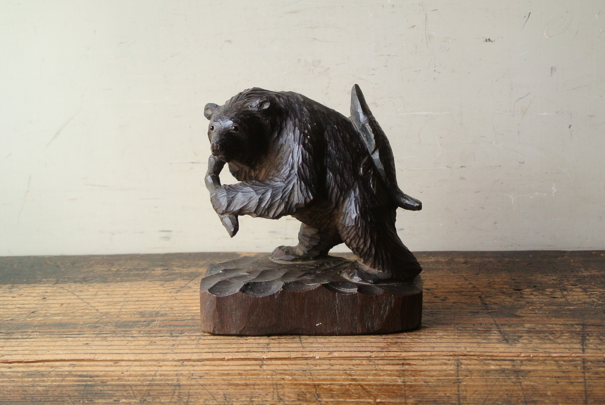 鮭背負い熊」木彫 - アンティーク雑貨・古道具の札幌 アンティーク