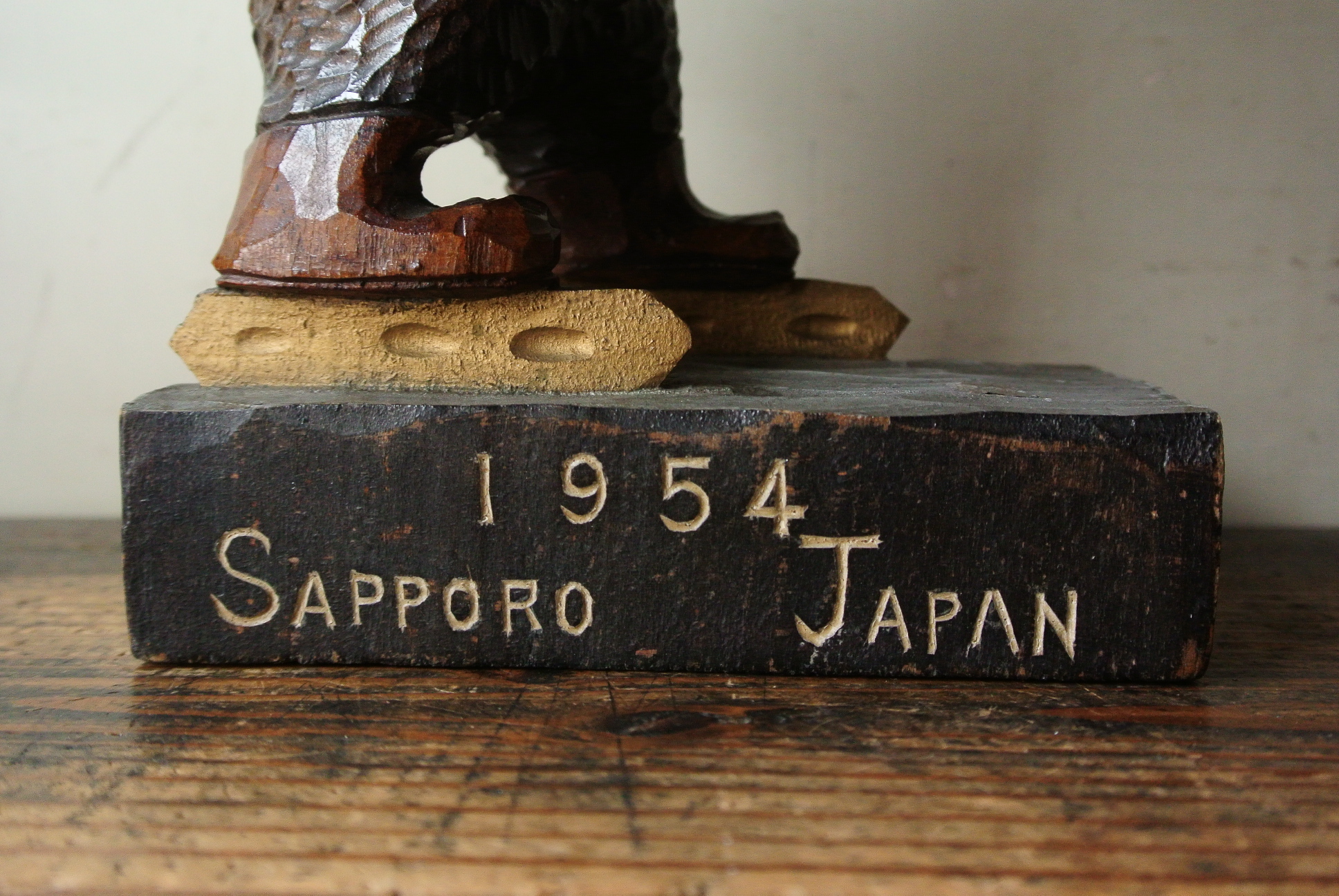 スケートをする木彫り熊 - アンティーク雑貨・古道具の札幌