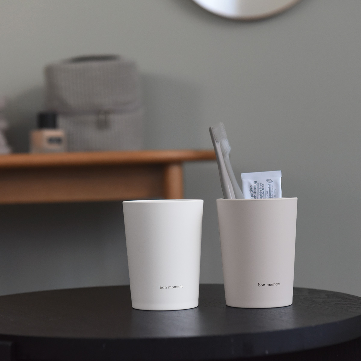 洗面台まわりの雰囲気ガラリッ。泡ハンドソープや歯磨きコップの生活感