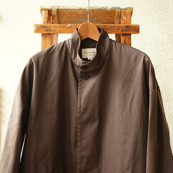 STILL BY HAND 綿のような特殊ナイロンのスタンドカラーコート