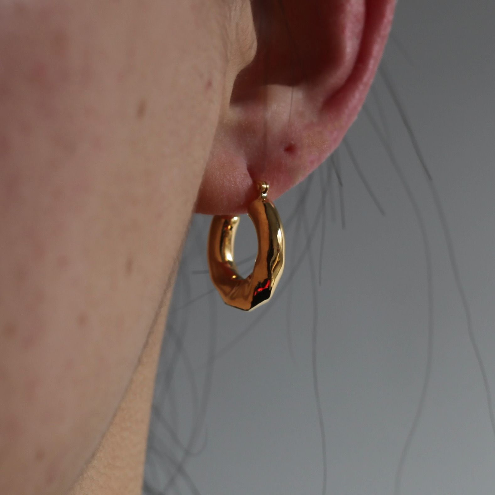 PREEK - 【残りわずか】Twist Small Hoop Earrings(両耳用） | ACRMTSM