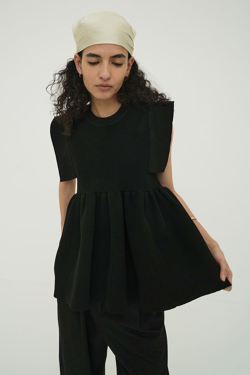 CLANE - 【25SS】 SQUARE SLEEVE GATHER KNIT TOPS - BLACK | スクエア