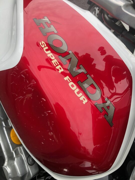 ホンダ CB1000スーパーフォアのタンク鈑金塗装 「ついでに…」の補修に