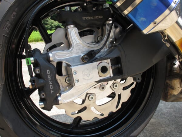 スタントで使用するデュアルキャリパーブラケット｜AxxL