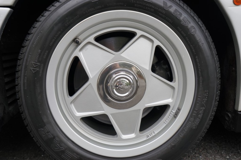 フェラーリ テスタロッサ ディーラー車（コーンズ物） センターロック