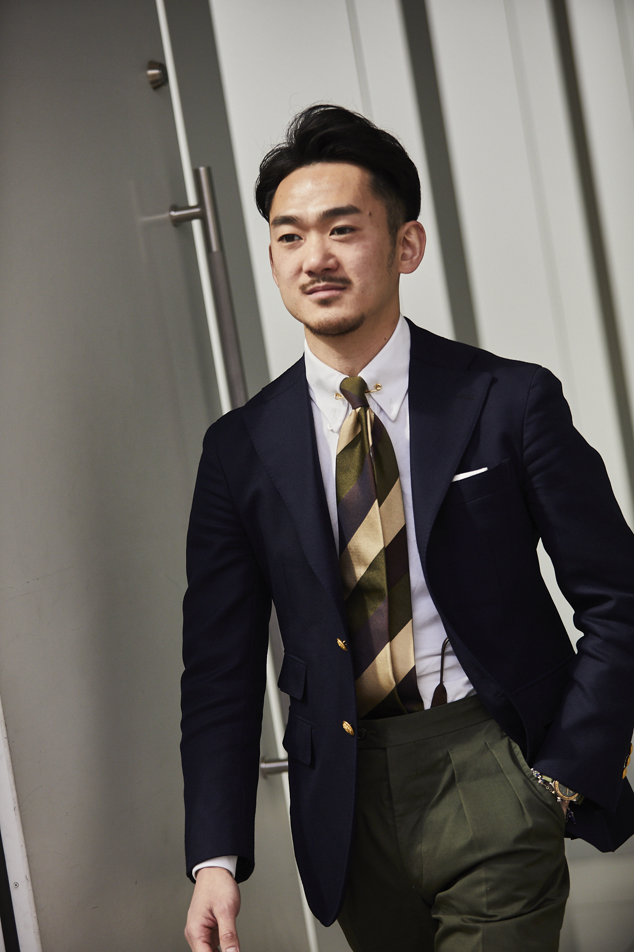 ブレザーの定番ともいえる、ネイビーのホップサック生地で仕立てた