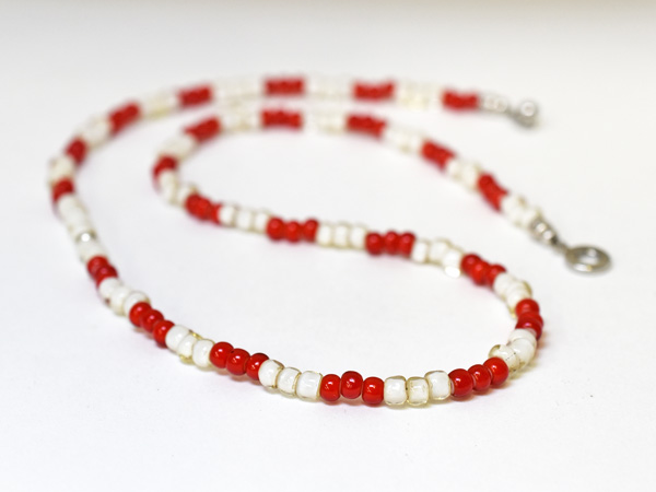 2306】赤と白のホワイトハーツビーズネックレス,とんぼ玉,アンティーク