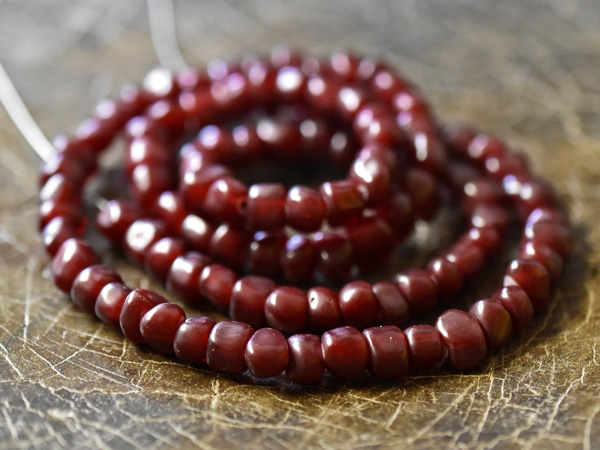 2311】ホワイトハーツ極濃赤多型状中大粒ビーズ一連(Φ7.5mm)【とんぼ玉