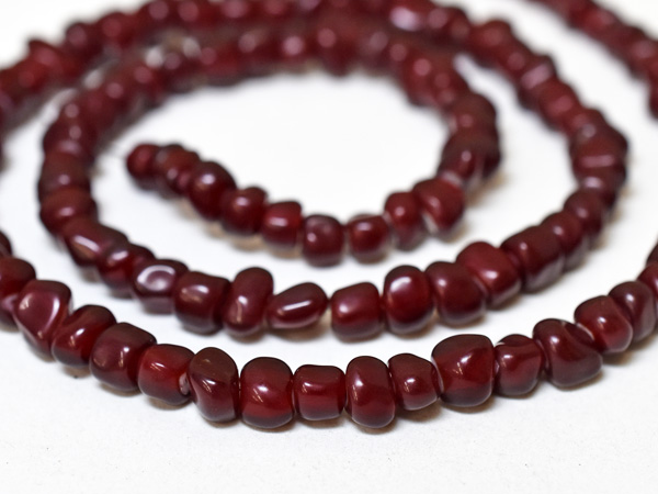 2311】ホワイトハーツ極濃赤多型状中大粒ビーズ一連(Φ7.5mm)【とんぼ玉