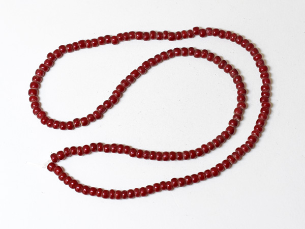 2410】ANTIQUEホワイトハート血赤輪切型中小粒ビーズ一連(Φ4.5mm