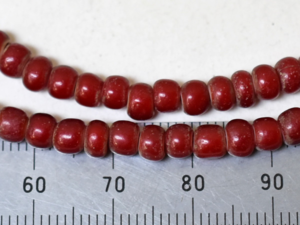 2410】ANTIQUEホワイトハート血赤輪切型中小粒ビーズ一連(Φ4.5mm