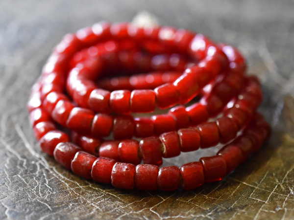 2507】ANTIQUEホワイトハーツ濃赤筒型大粒ビーズ一連(Φ7.0mm)【とんぼ