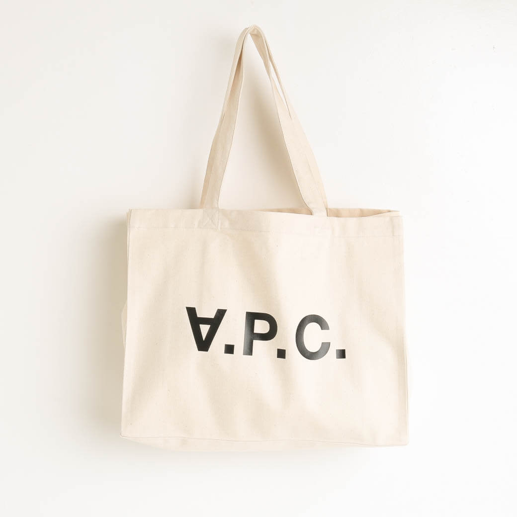 A.P.C. アーペーセー Daniela ブラックロゴショッピングバッグ｜BORN
