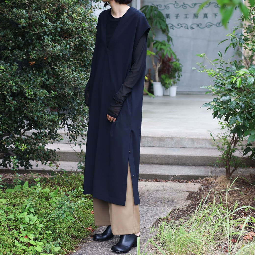 LE GLAZIK ル・グラジック Vネックスリーブレスワンピース｜BORN FREE