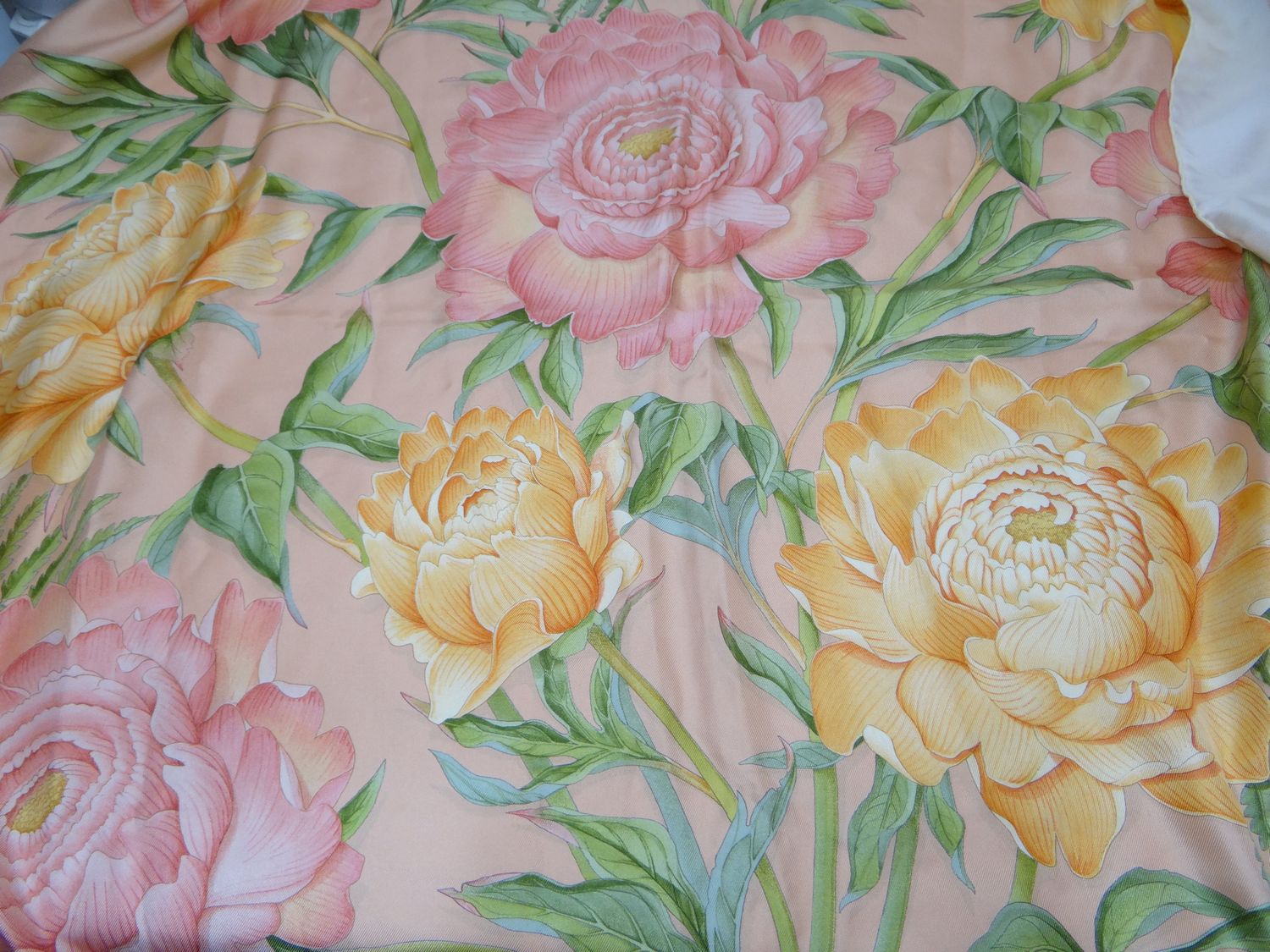 フェラガモ サルバトーレフェラガモ スカーフ 美品 ピンク×マルチ 花柄