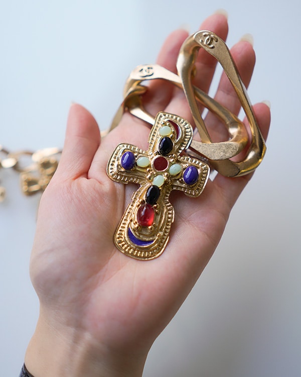 希少なグリポア社製！シャネルのチェーンブローチを着用レビュー