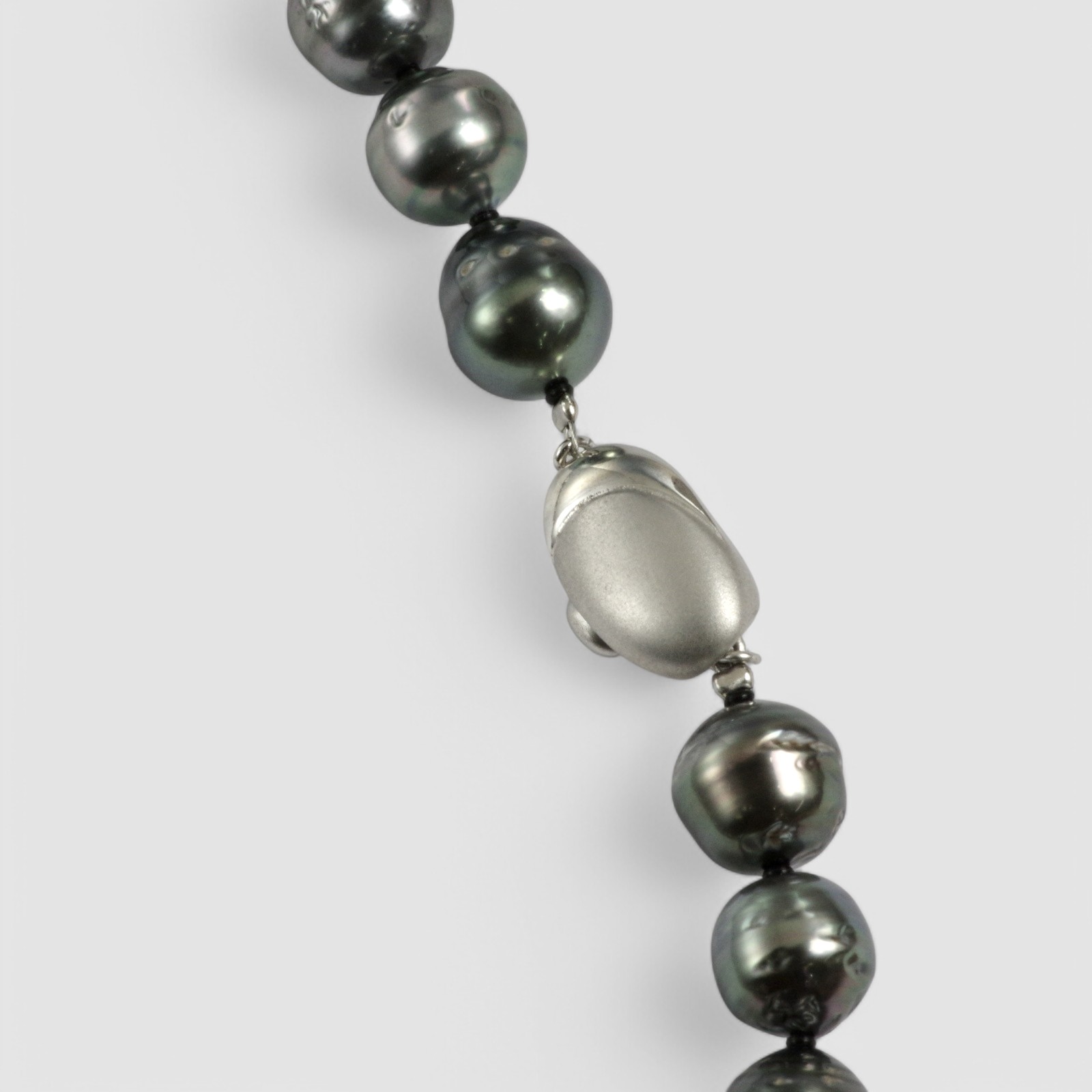 黒蝶バロックパール×ケシパールネックレス｜個性と上品さを併せ持つ