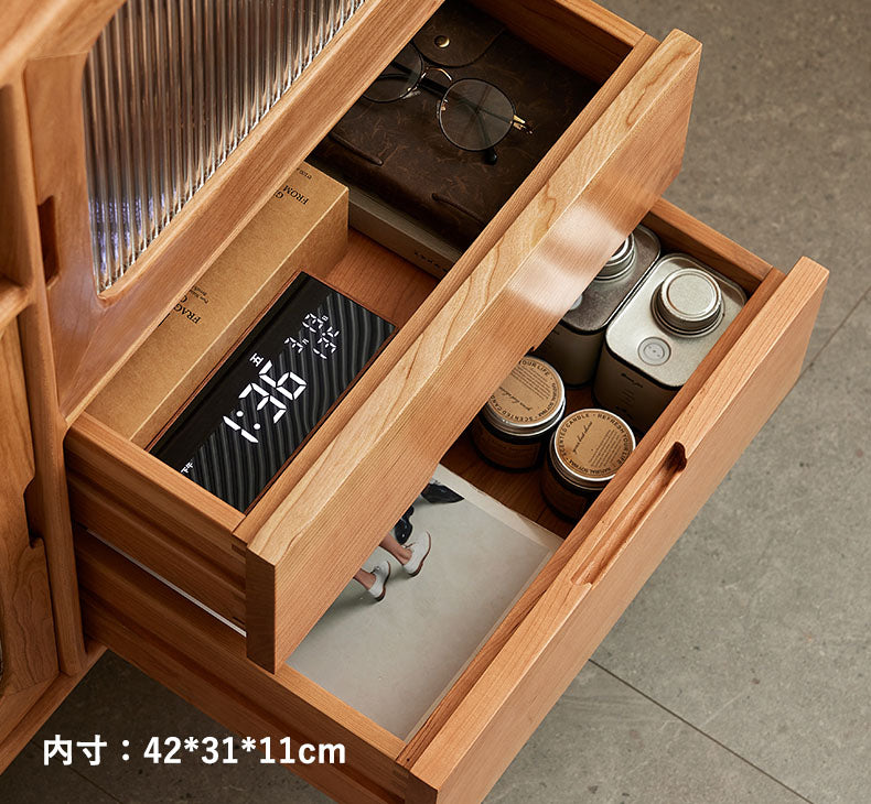 天然木のぬくもりを感じる、上質なチェリー材サイドボード