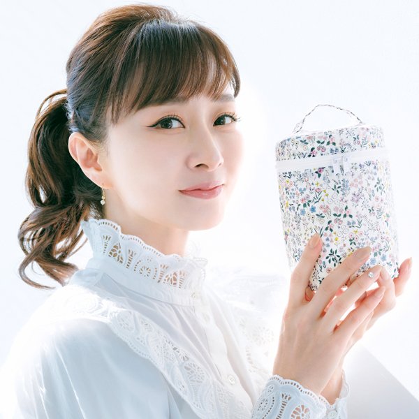 石井美保さんPRESENTS♡ 『美的』3月号付録“小花柄ホワイトバニティ