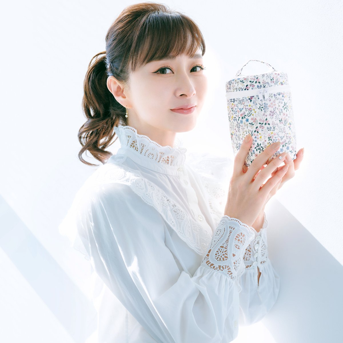 石井美保さんPRESENTS♡ 『美的』3月号付録“小花柄ホワイトバニティ