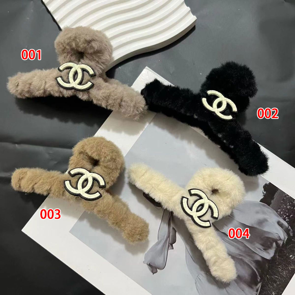 シャネル ファー ヘアクリップ Chanel バンスクリップ モコモコ 小さめ