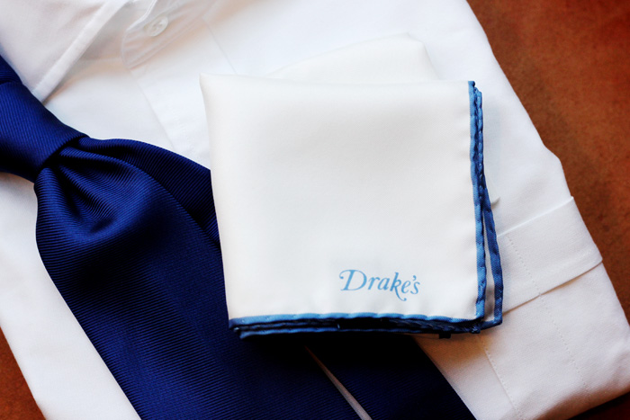 ワンランク上のスタイリングに仕上げるドレイクスのチーフシリーズが