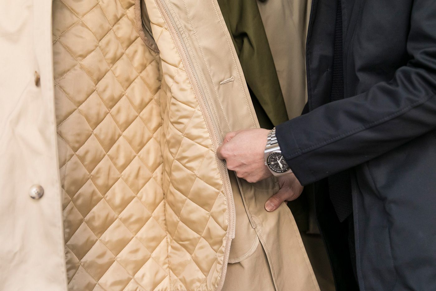 いま先駆けて買うべきはラベンハムの3シーズン対応ステンカラーコート