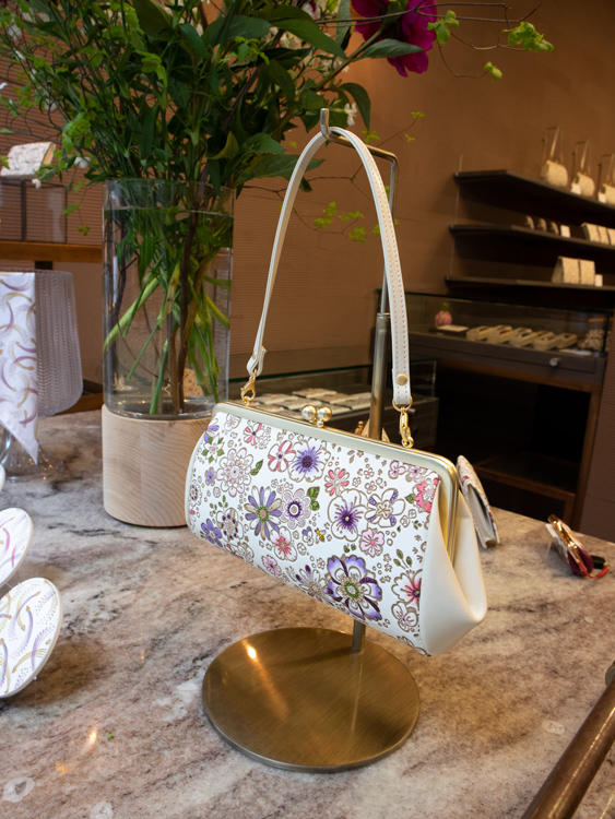 G.W真っ只中,お店は元気に営業中! – 文庫屋大関