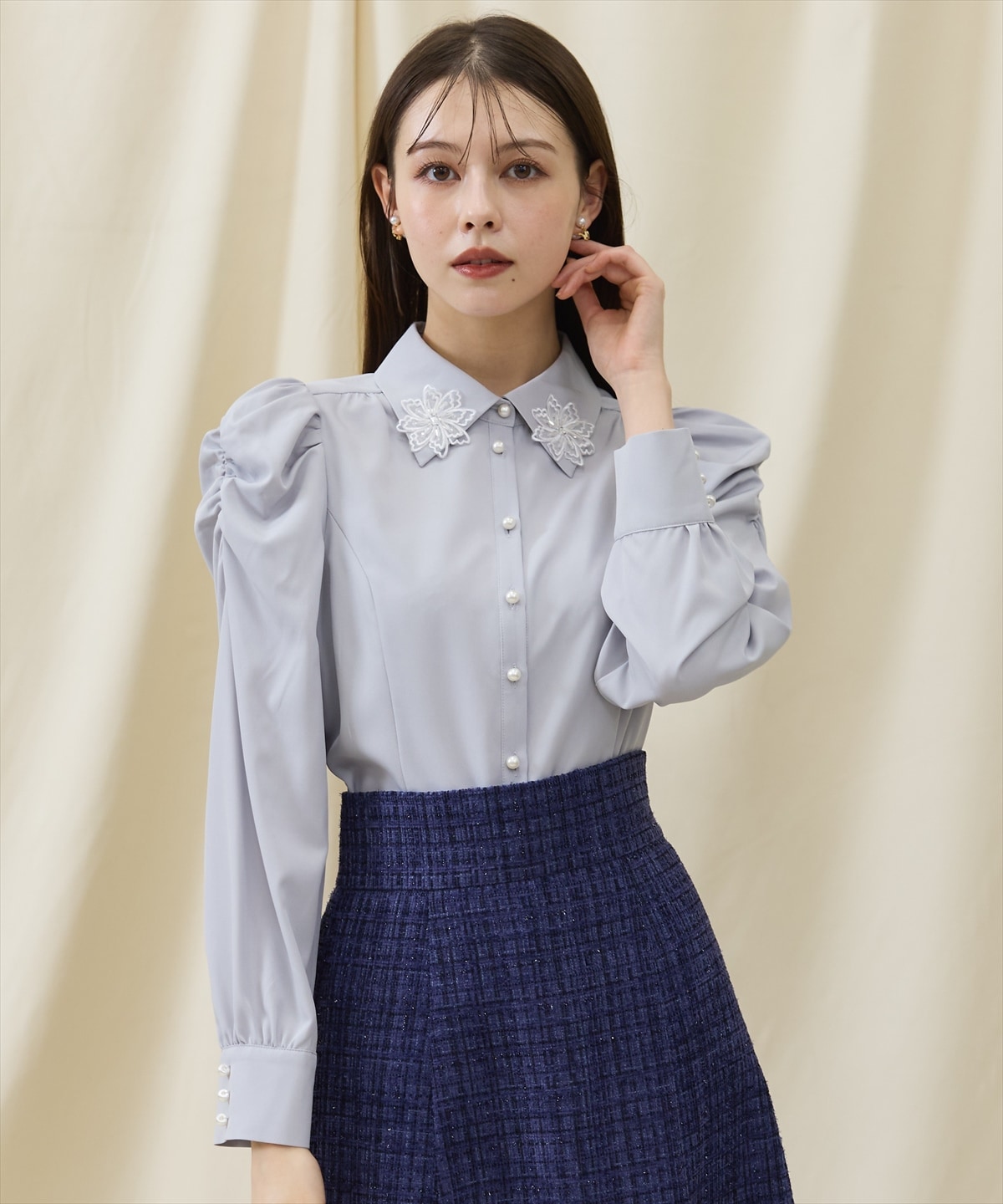 3Dフラワーレース衿パワショルブラウス(F エクリュ): SWINGLE｜公式