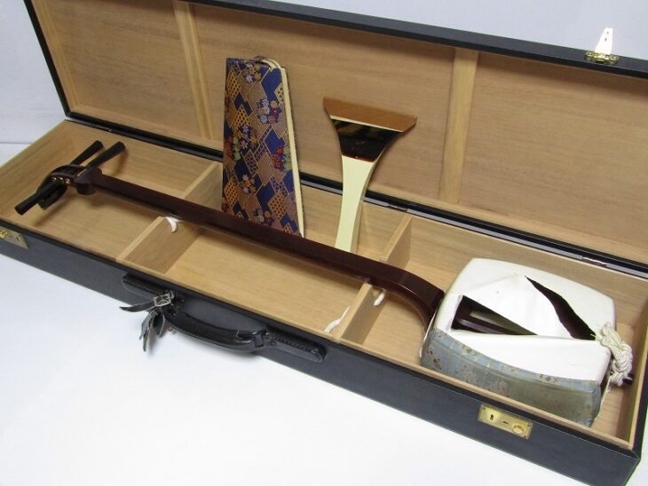 地唄 三味線 K18刻印 紅木 子持ち綾杉胴 ハードケース 撥付き ｜骨董品