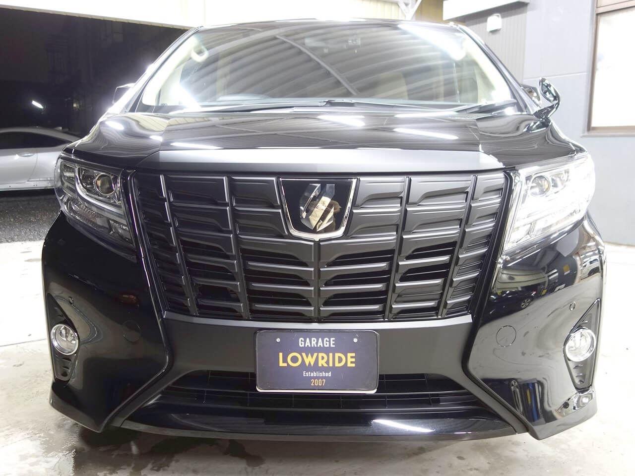 アルファード30系フロントグリル(縦グリルブラック塗装) アルファード