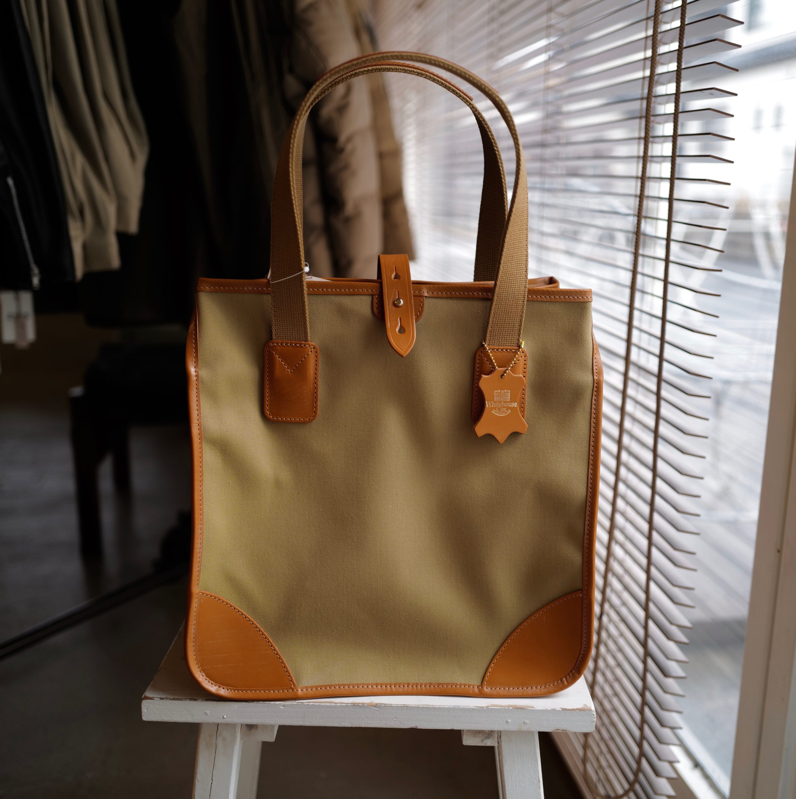 これが本当の隠れた銘品！？【WHITEHOUSE COX】から「立つトートバック