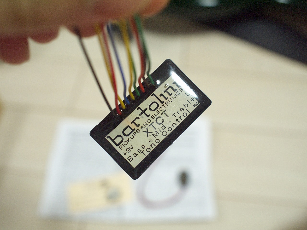 フェンダーのパッシブベースに内臓プリアンプ”Bartolini XTCT”を