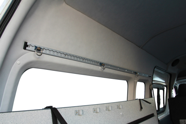 200系ハイエースに取り付けしたフック施工例の紹介｜トランポ