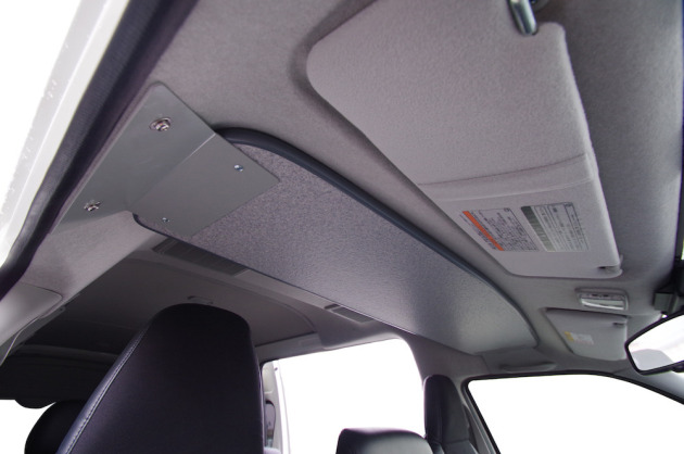 フロントシートの上にトレーを取り付け！200系ハイエース｜トランポ