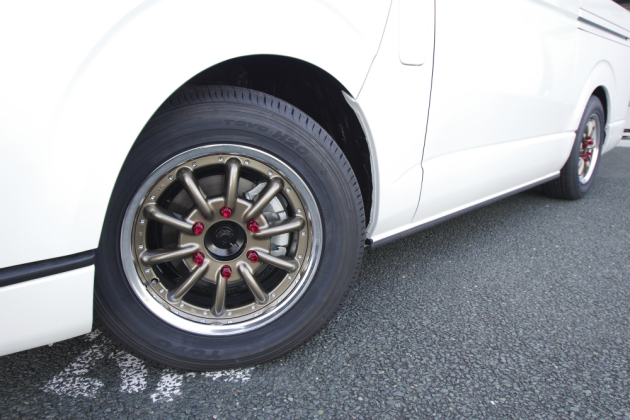 玄武ハイトダウンブロックでハイエース2インチローダウン！｜トランポ