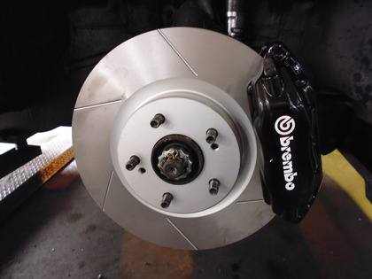 スカイライン GT-R BNR32にBCNR33純正ブレンボキャリパーを取り付け