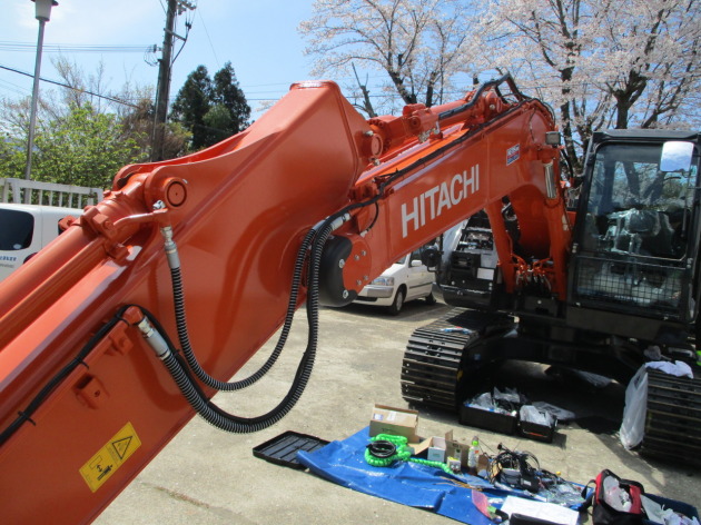 ZX135US-6にチルトローテーターX18(グリッパー付)木材グラップルを