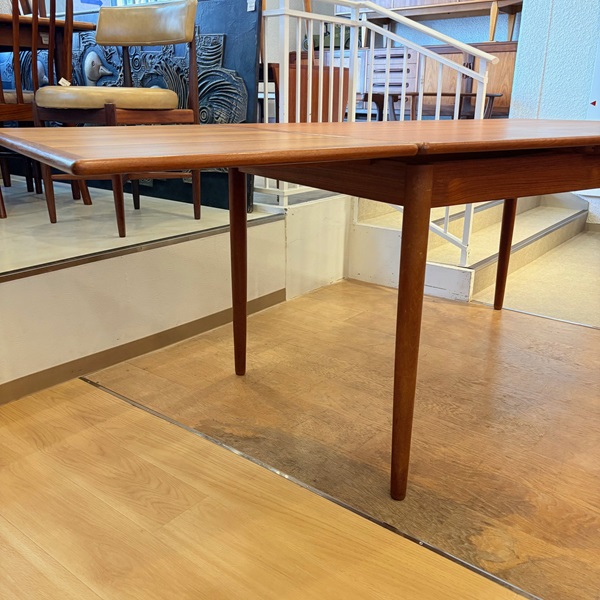 デンマークの伸長式テーブル - DOUBLEDAY ダブルデイ｜ライフスタイル