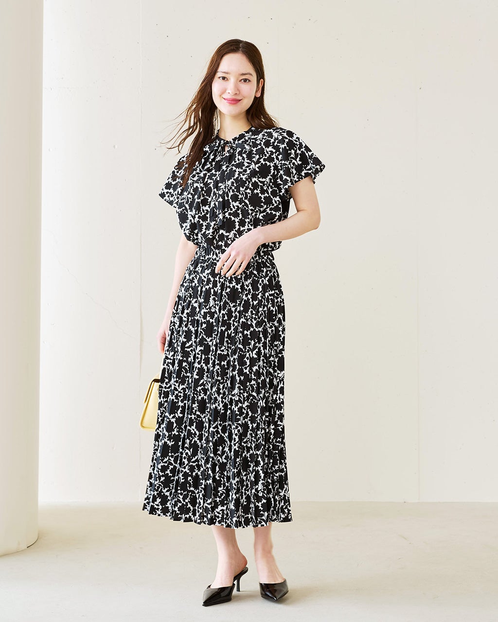 光沢デシン・プリント柄ボウタイブラウス/DoCLASSE