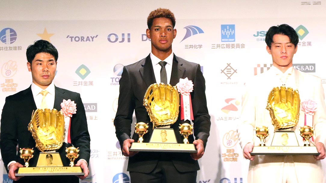 万波中正 GG賞表彰式に出席 〝バズーカ肩〟の愛称募る「漢字希望