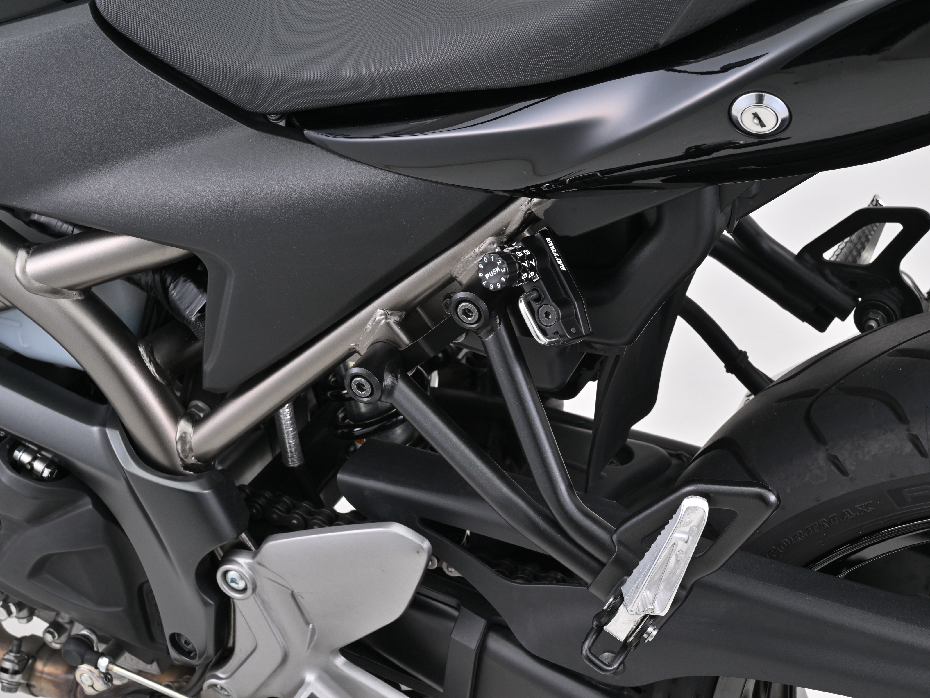 ダイヤルヘルメットホルダー SV650/X｜株式会社デイトナ