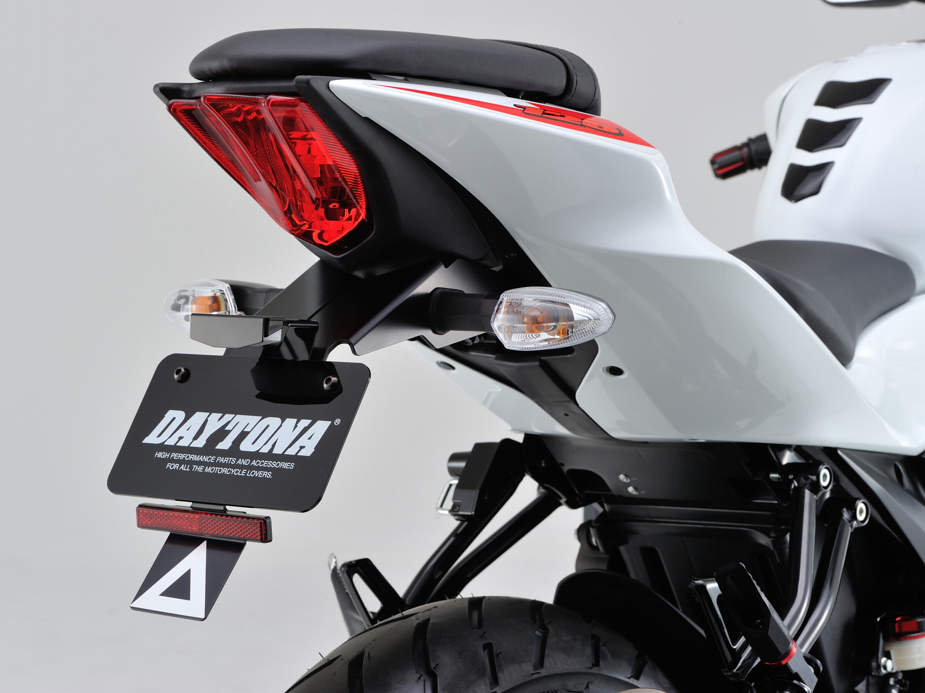 LEDフェンダーレスキット（ナンバー取付ステー） GSX-R125/S125｜株式