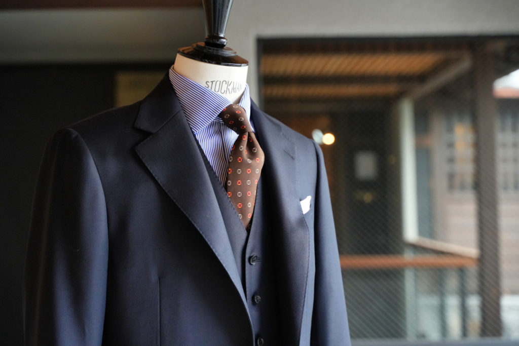 オーダースーツの紹介-DORMEUIL 無地ダークネイビースリーピーススーツ