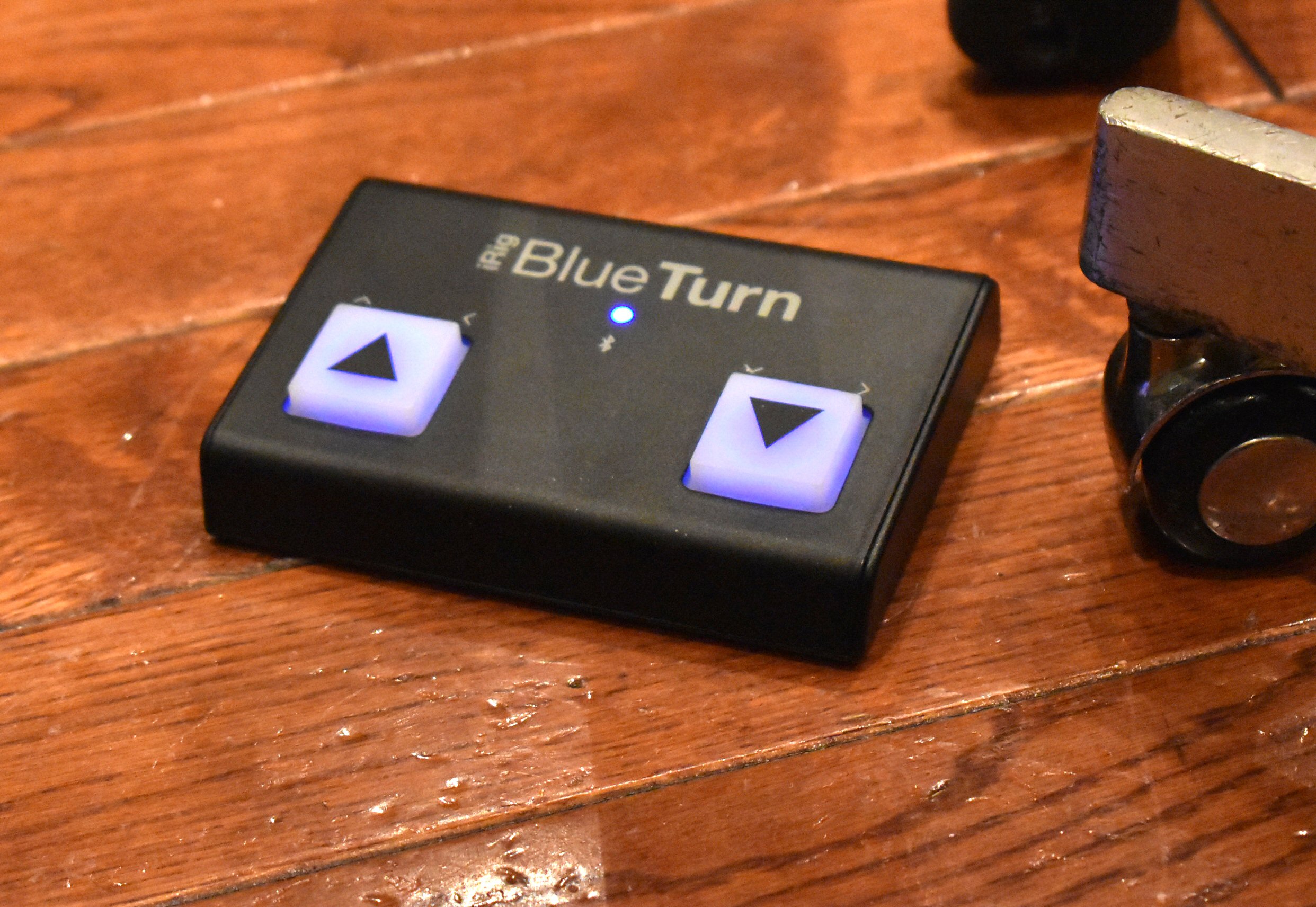 譜めくりはBluetoothを使ったペダルで。IK MultimediaのiRig Blue Turn