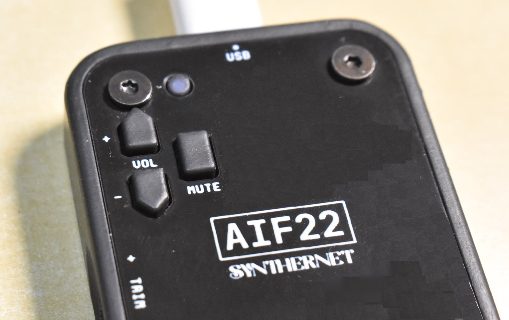 小さなベースシンセ、パリピデストロイヤーを開発したSYNTHERNETが超