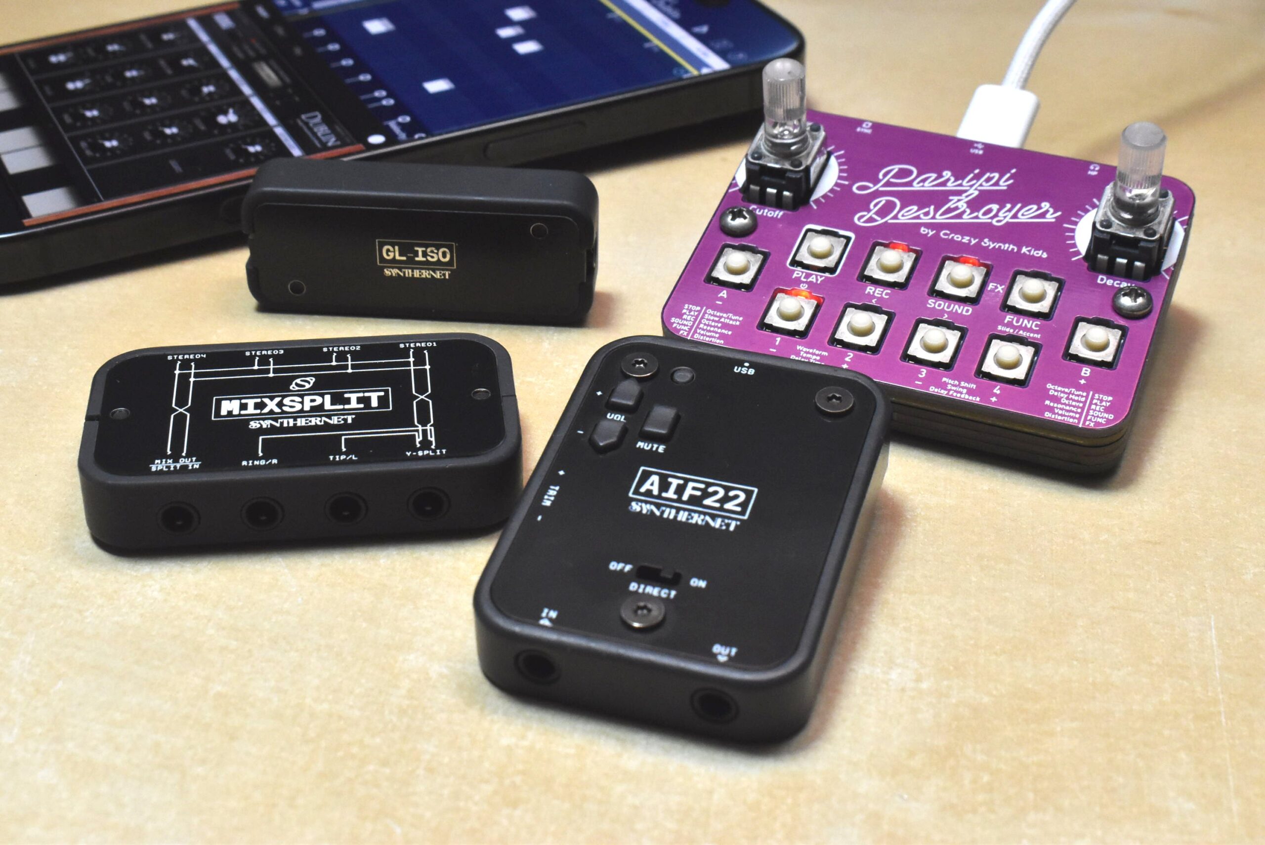 小さなベースシンセ、パリピデストロイヤーを開発したSYNTHERNETが超