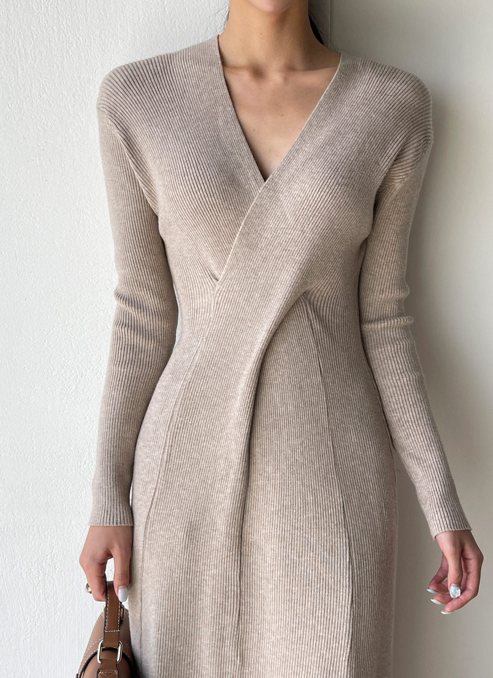 カシミヤ混クロスVネックニットワンピース | レディースファッション